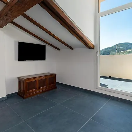 Roof 211 Apartment *